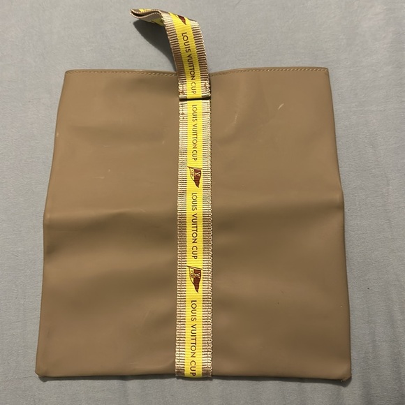 louis vuitton small wrist beach pouch - Picture 2 of 7